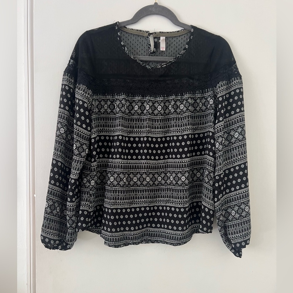Xhilaration Black and White Patterned Blouse size M (M122)